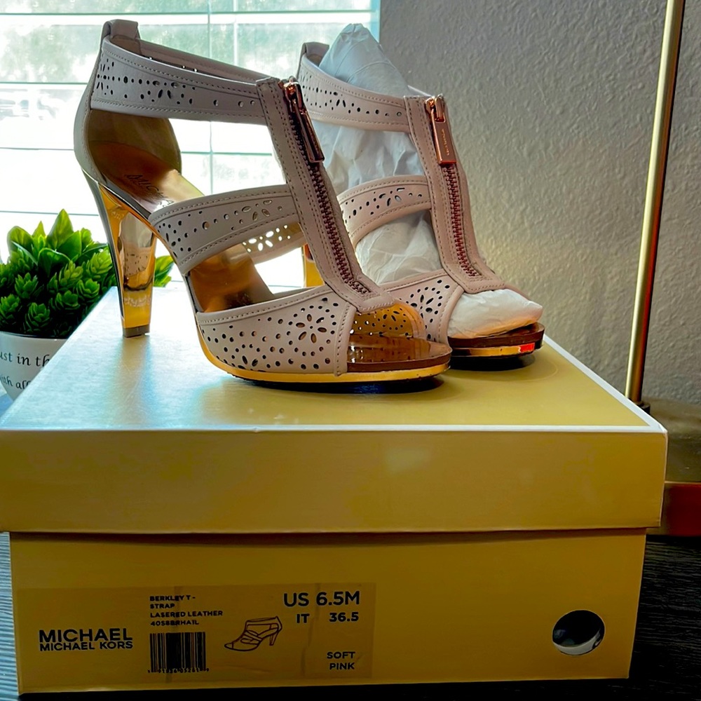 Berkley T Strap Soft Pink Sandals